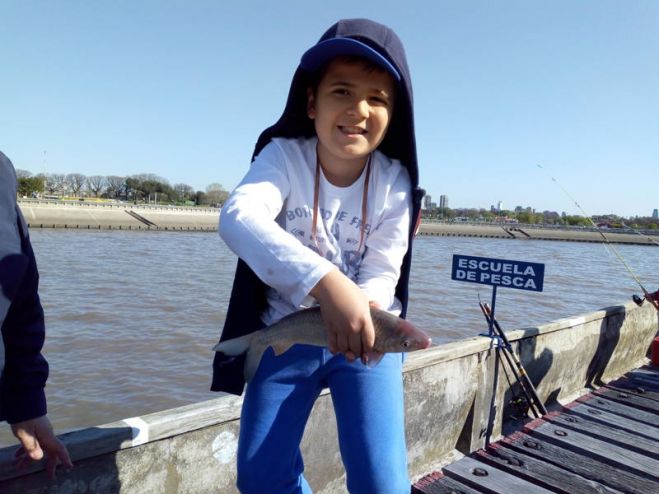 Santiago, alumno de la escuelita de pesca y su primer captura